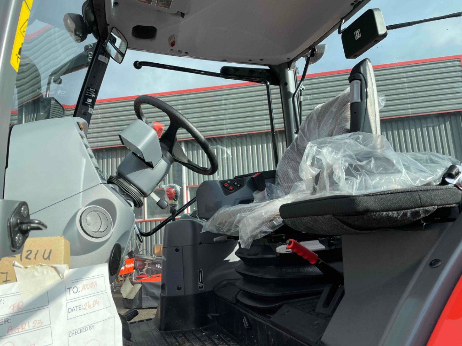 Traktor Türe ait Kubota Tracteur agricole M6-121 UTILITY Kubota, Gebrauchtmaschine içinde LA SOUTERRAINE (resim 10)