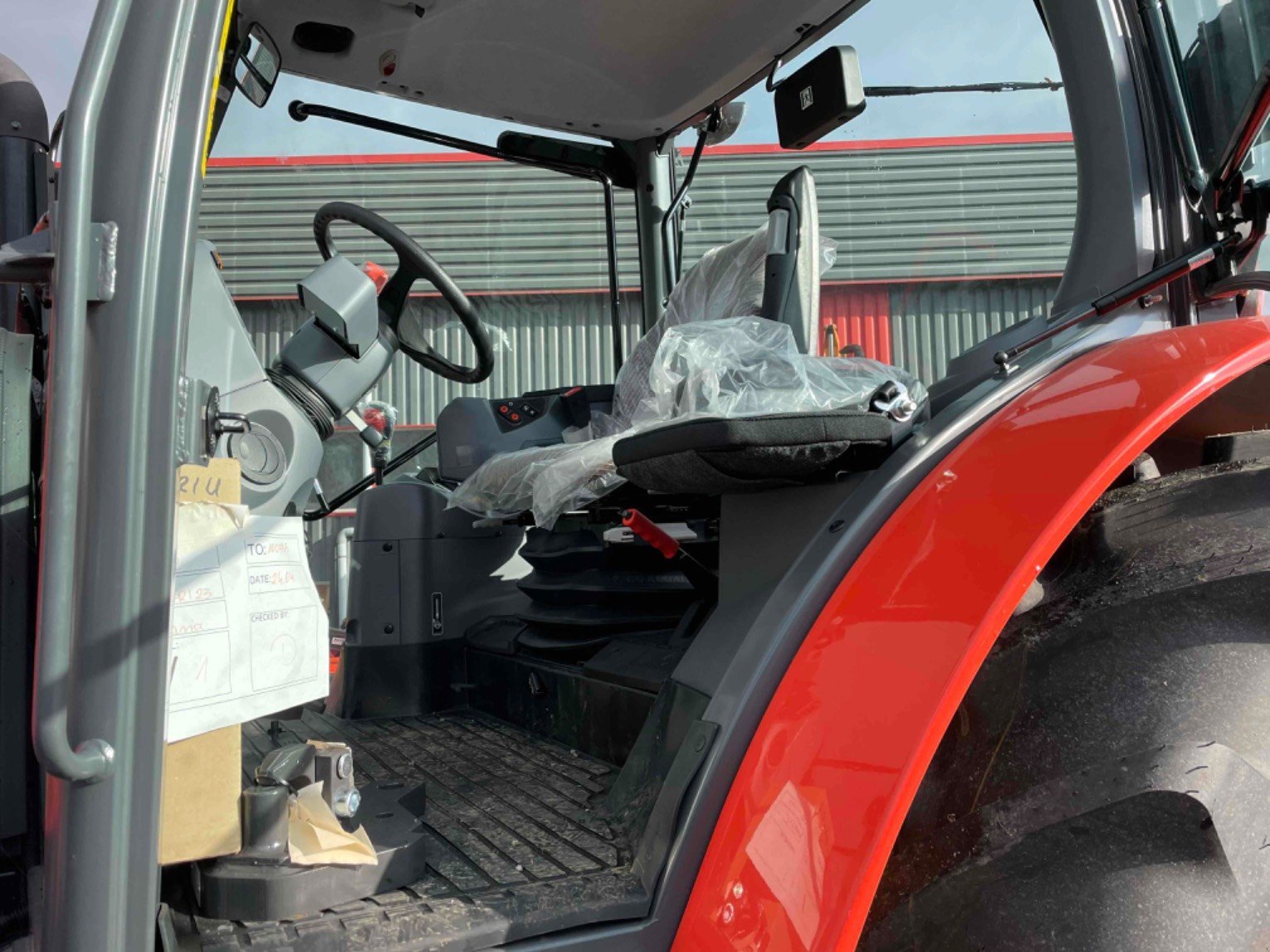 Traktor типа Kubota Tracteur agricole M6-121 UTILITY Kubota, Gebrauchtmaschine в LA SOUTERRAINE (Фотография 7)