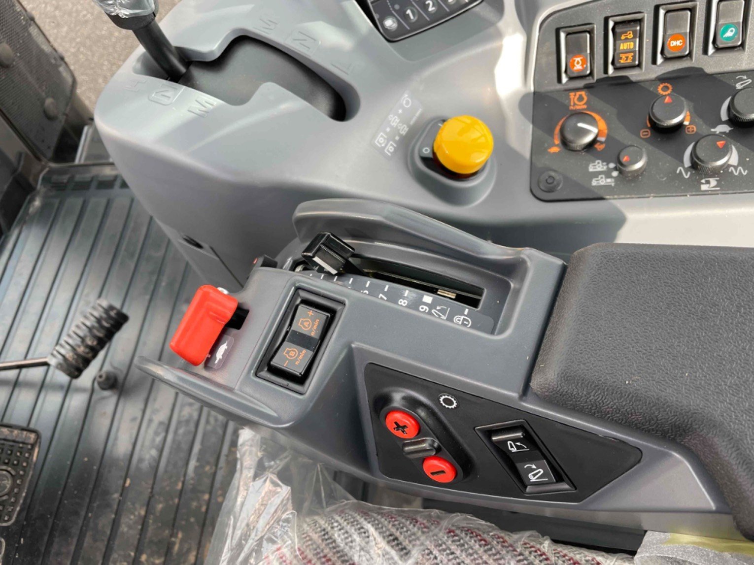 Traktor typu Kubota Tracteur agricole M6-121 UTILITY Kubota, Gebrauchtmaschine v LA SOUTERRAINE (Obrázok 11)