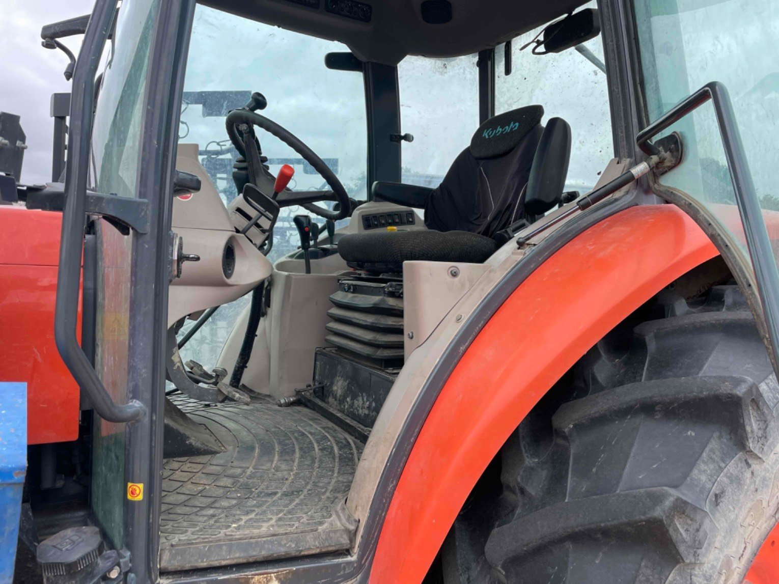 Traktor des Typs Kubota Tracteur agricole M8560DTHQ Kubota, Gebrauchtmaschine in LA SOUTERRAINE (Bild 7)