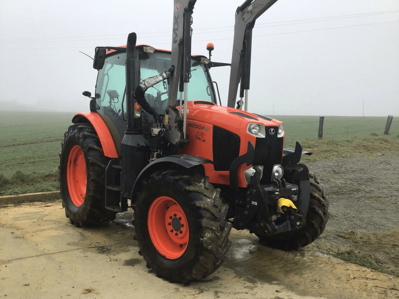 Traktor типа Kubota TRACTEUR M 125 GX III, Gebrauchtmaschine в PLOUIGNEAU (Фотография 2)