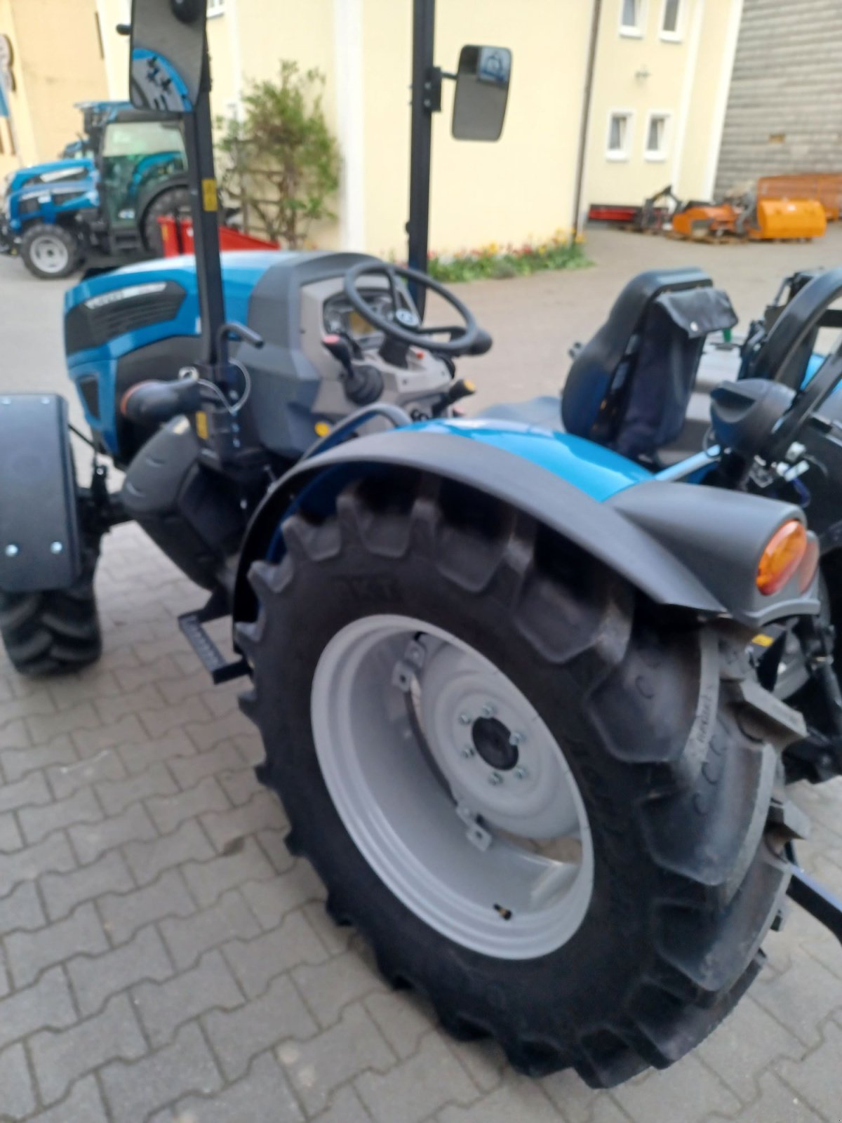 Traktor des Typs Landini 2-055, Neumaschine in Au/Hallertau (Bild 3)