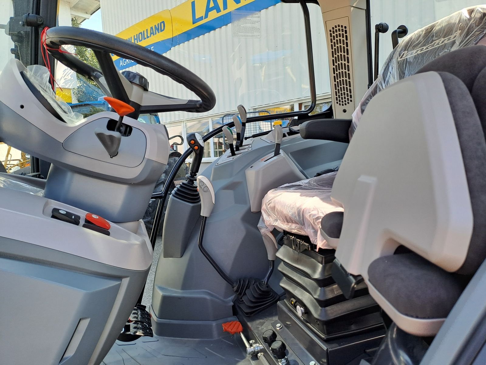 Traktor des Typs Landini 4-080, Neumaschine in Burgkirchen (Bild 13)