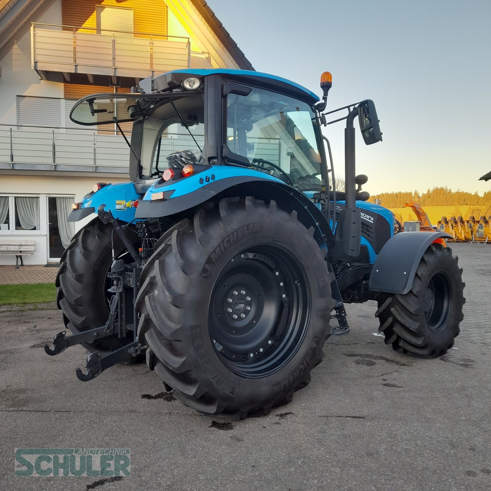 Traktor des Typs Landini 6-135H, Neumaschine in St. Märgen (Bild 3)