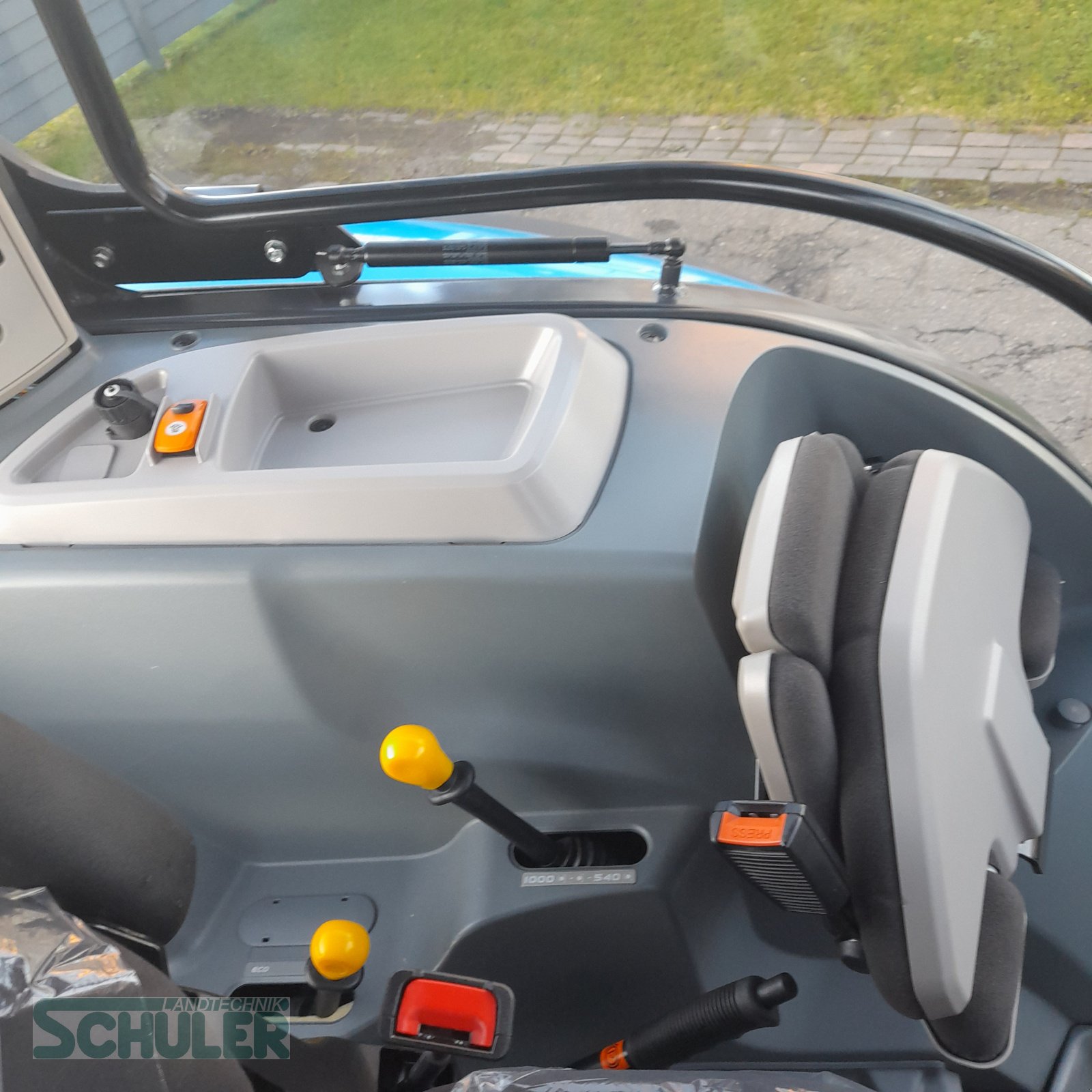 Traktor des Typs Landini 6-135H, Neumaschine in St. Märgen (Bild 10)