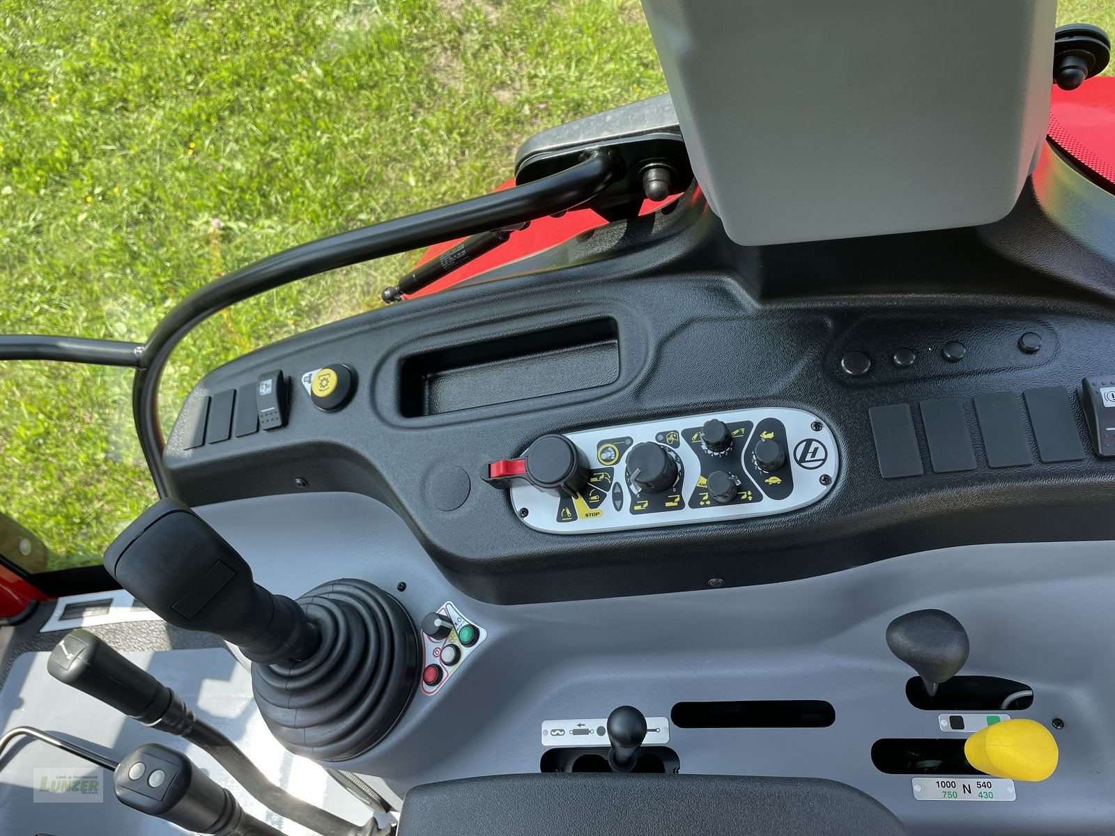 Traktor des Typs Lindner Lintrac 75 LS, Neumaschine in Kaumberg (Bild 12)