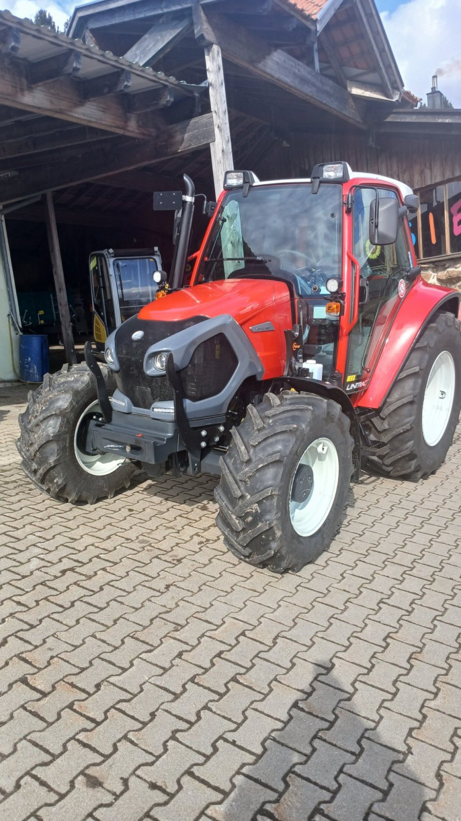 Traktor of the type Lindner Traktor, Lindner, Lintrac 65LS, 75LS, 65, 75, Neumaschine in Bad Kötzting (Picture 2)