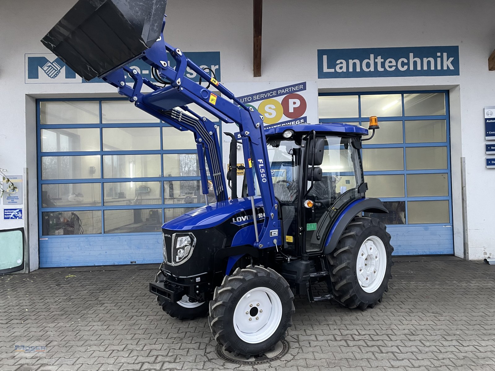 Traktor tipa LOVOL M 504 mit Frontlader, Neumaschine u Massing (Slika 1)