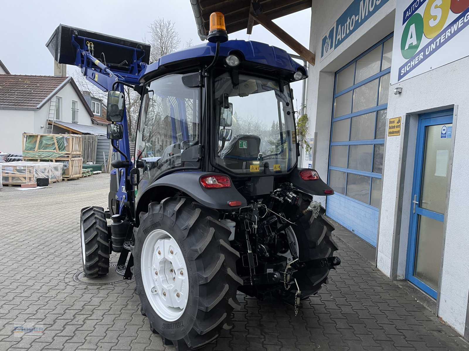 Traktor tipa LOVOL M 504 mit Frontlader, Neumaschine u Massing (Slika 5)