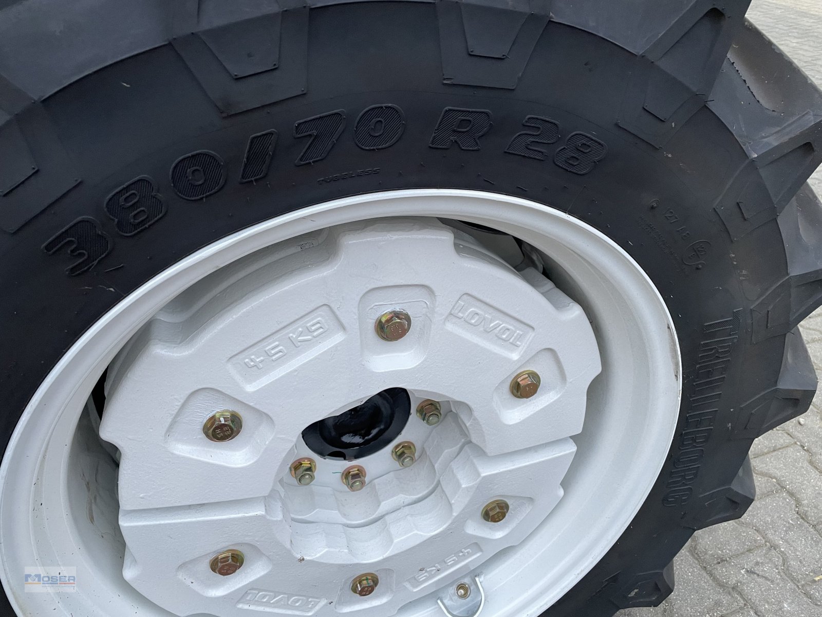 Traktor tipa LOVOL M 504 mit Frontlader, Neumaschine u Massing (Slika 10)