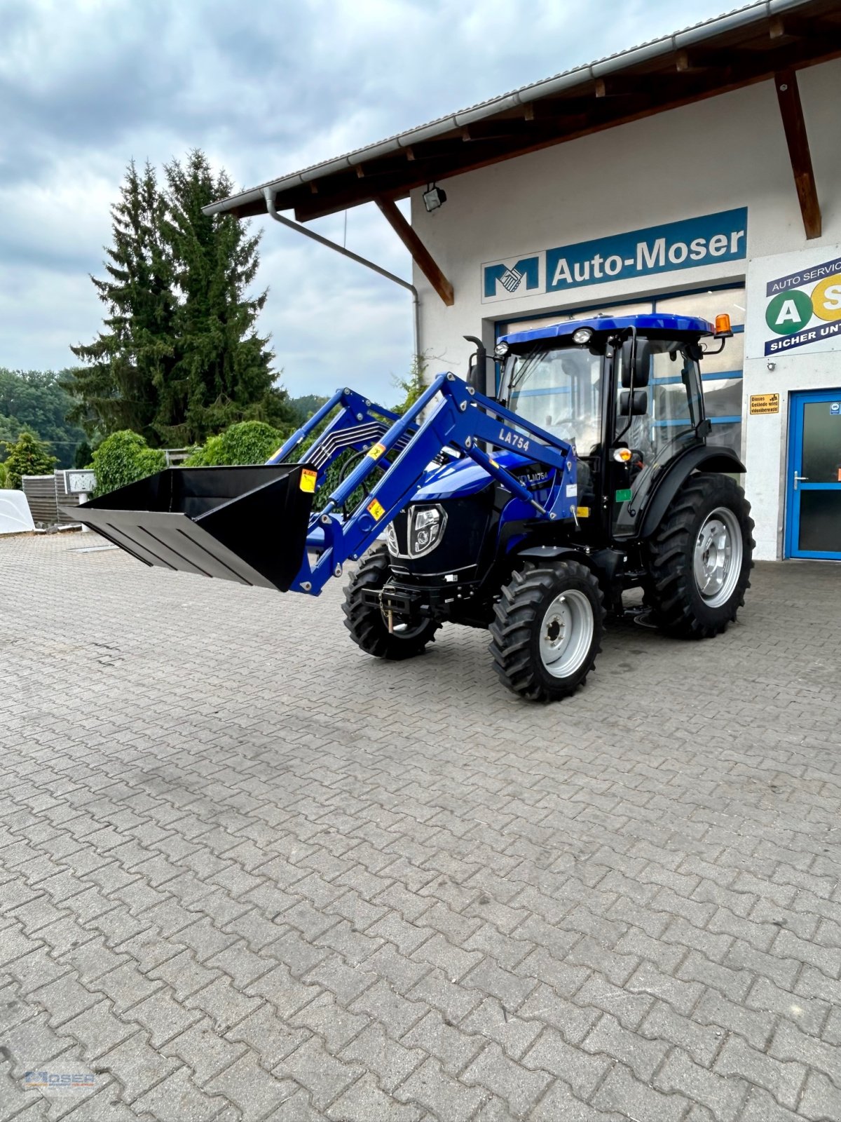 Traktor tipa LOVOL M 754 mit Frontlader, Neumaschine u Massing (Slika 1)