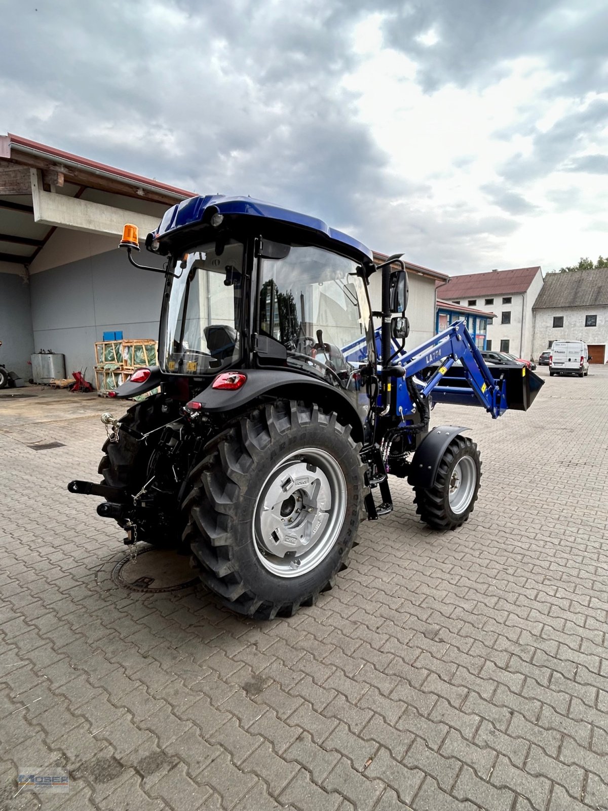 Traktor tipa LOVOL M 754 mit Frontlader, Neumaschine u Massing (Slika 3)