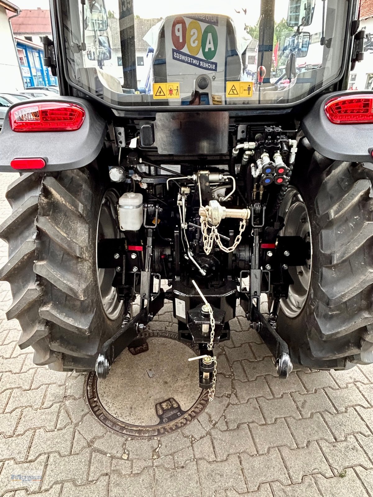 Traktor tipa LOVOL M 754 mit Frontlader, Neumaschine u Massing (Slika 5)