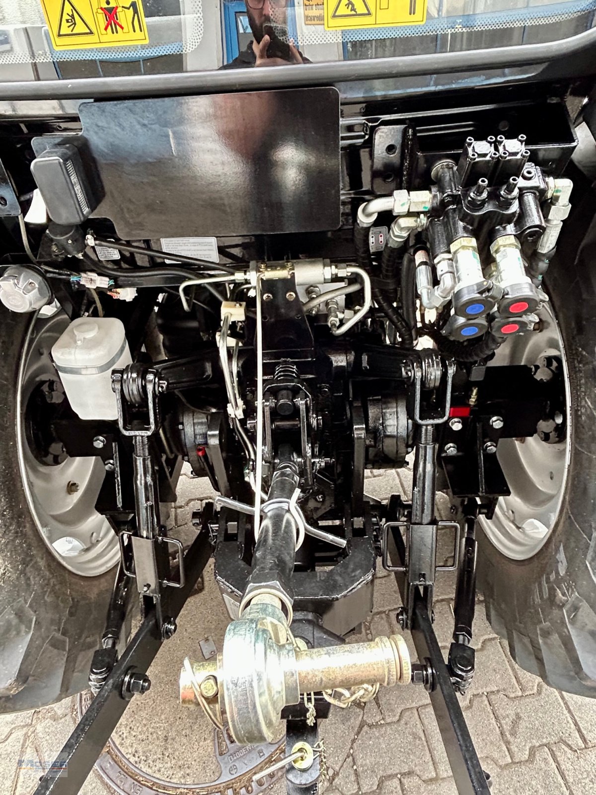 Traktor tipa LOVOL M 754 mit Frontlader, Neumaschine u Massing (Slika 7)