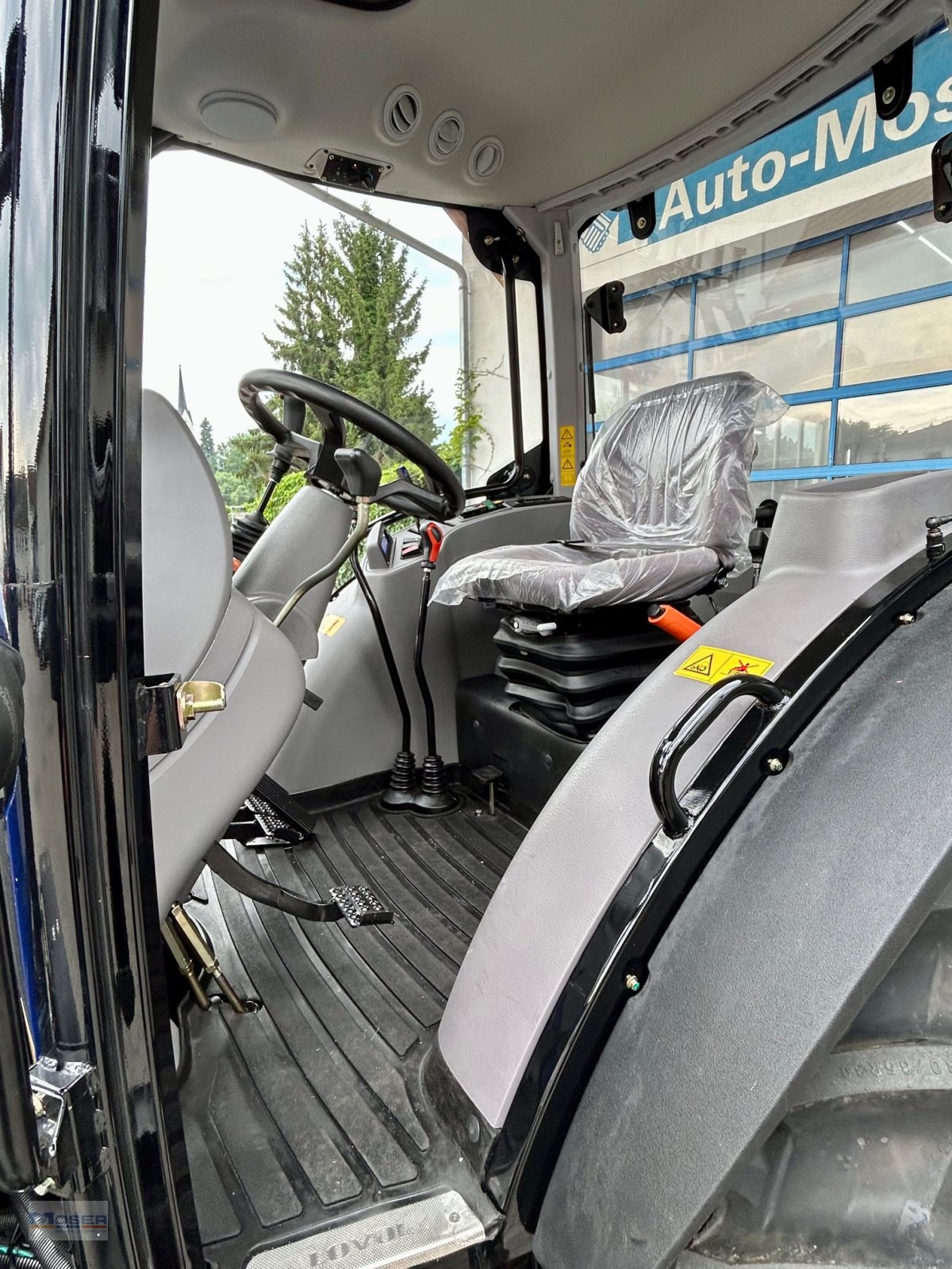 Traktor tipa LOVOL M 754 mit Frontlader, Neumaschine u Massing (Slika 13)