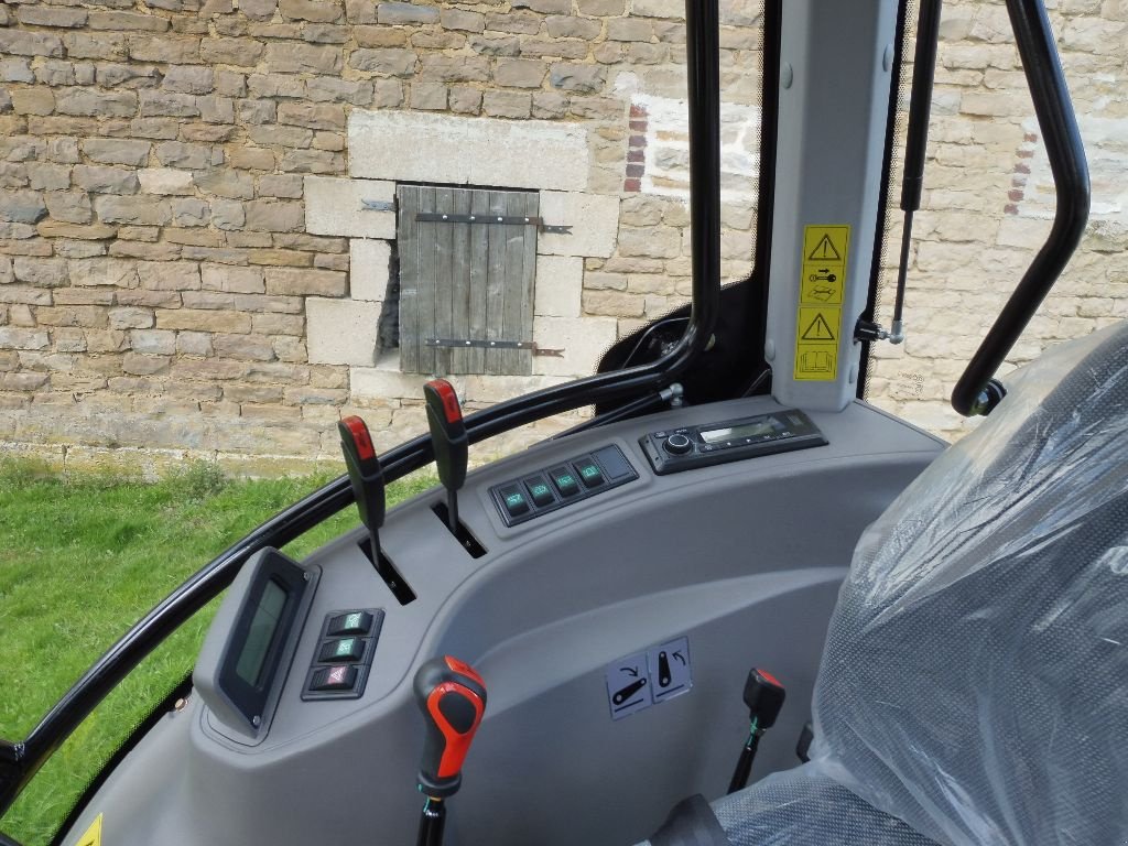 Traktor типа LOVOL M504 CABINE CLIMATISEE ET CHARGEUR FRONTAL, Gebrauchtmaschine в RETHEL (Фотография 4)