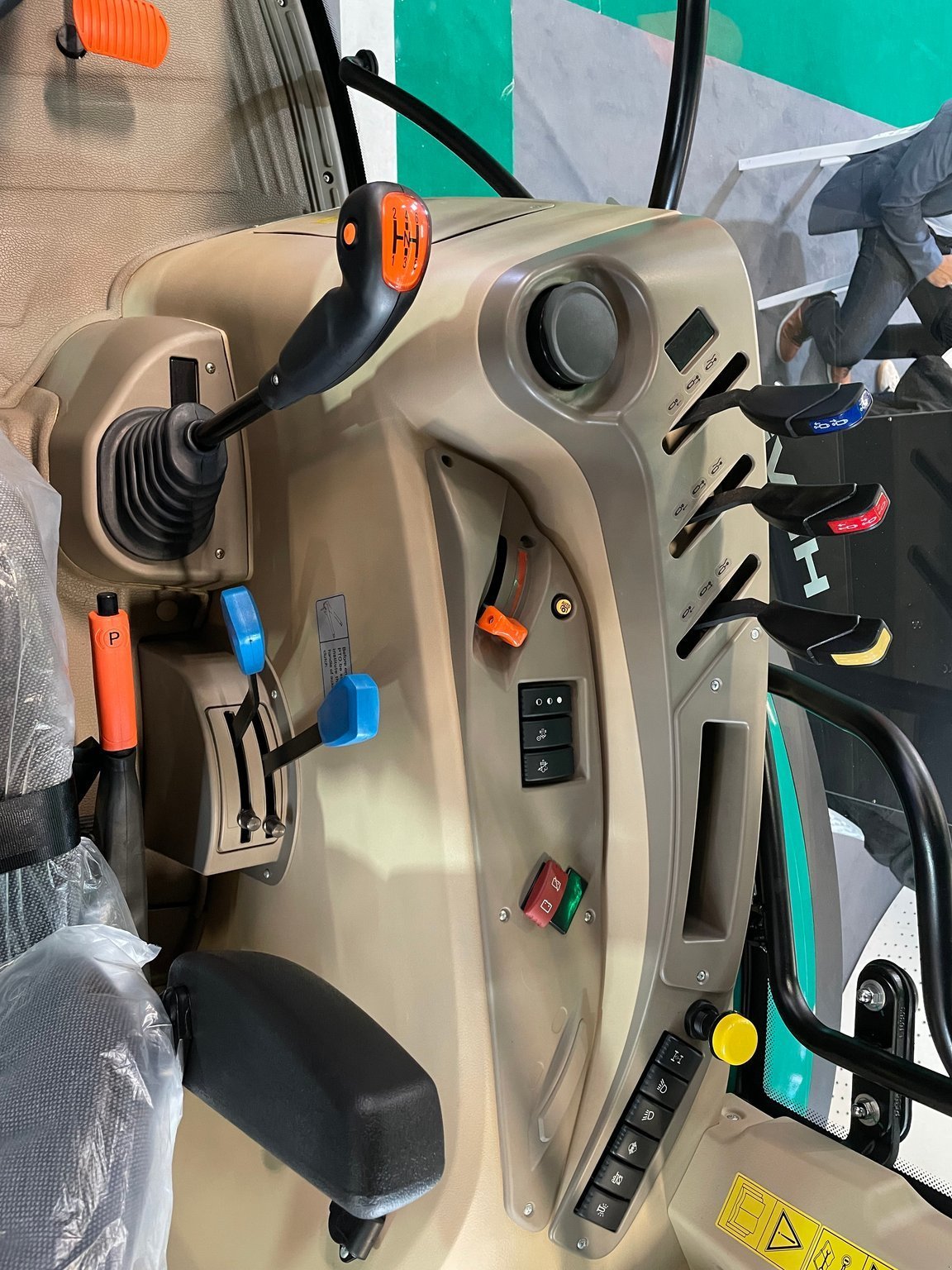 Traktor typu LOVOL Tracteur agricole P4110 Lovol, Gebrauchtmaschine v LA SOUTERRAINE (Obrázek 8)