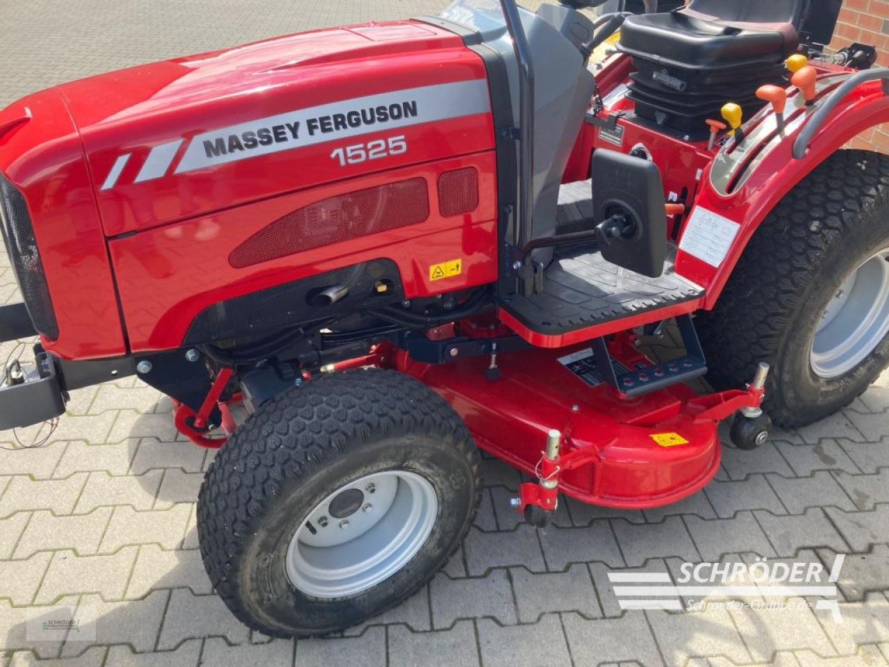Traktor des Typs Massey Ferguson 1525 HP, Neumaschine in Westerstede (Bild 5)