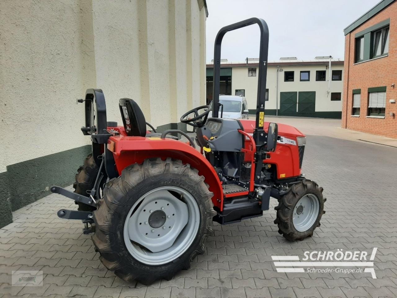 Traktor des Typs Massey Ferguson 1740E MP, Neumaschine in Wildeshausen (Bild 2)