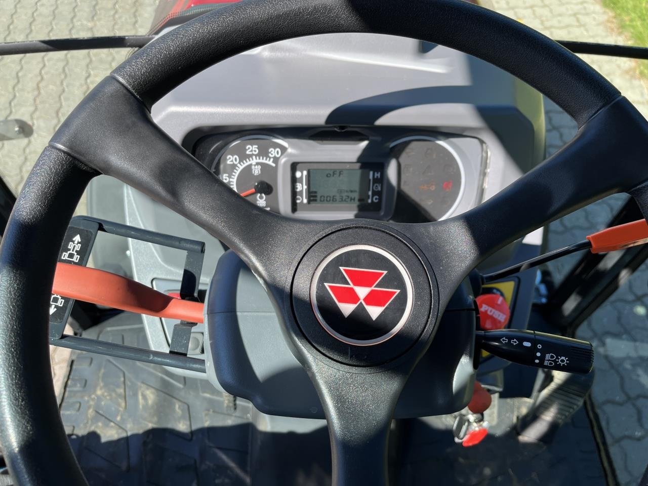 Traktor типа Massey Ferguson 1740M HC, Gebrauchtmaschine в Toftlund (Фотография 6)