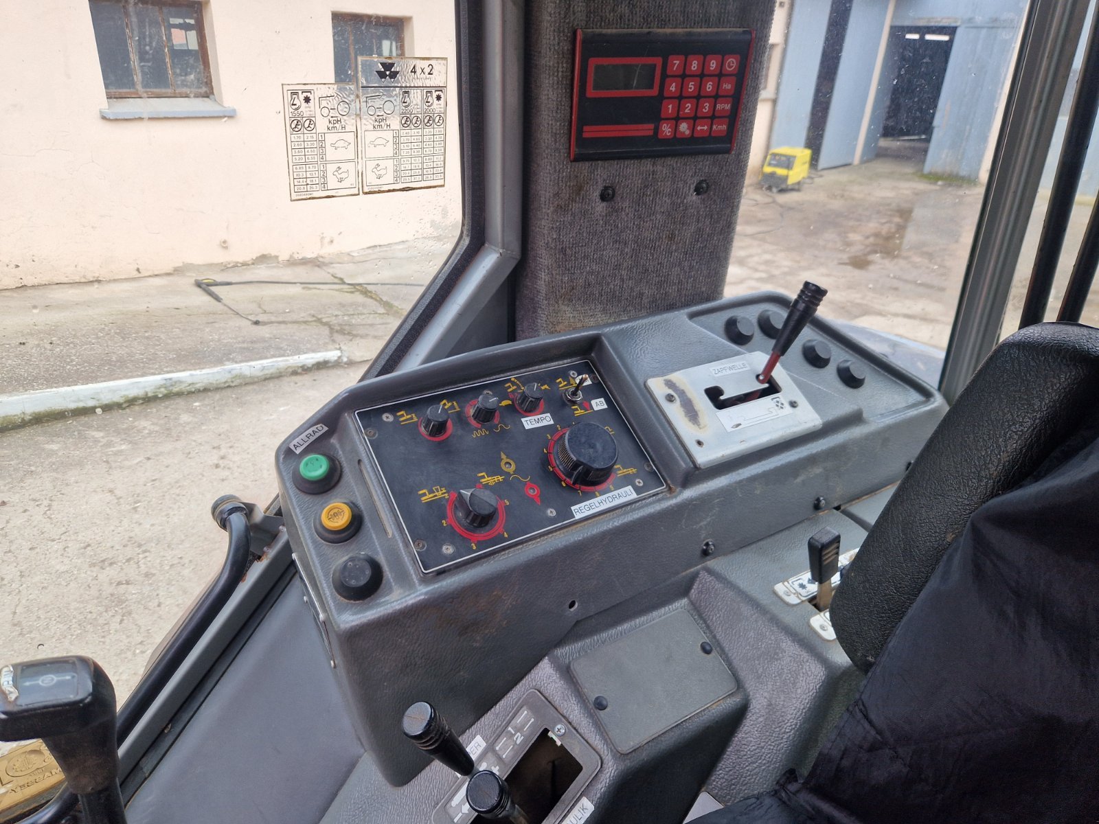 Traktor от тип Massey Ferguson 3070, Gebrauchtmaschine в Hellmitzheim  (Снимка 6)