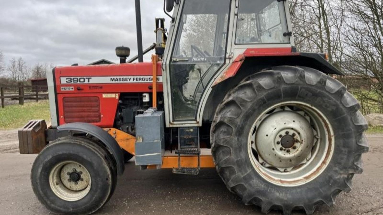 Traktor del tipo Massey Ferguson 365 og 390T Hi Line med armklipper, Gebrauchtmaschine en Skive (Imagen 1)