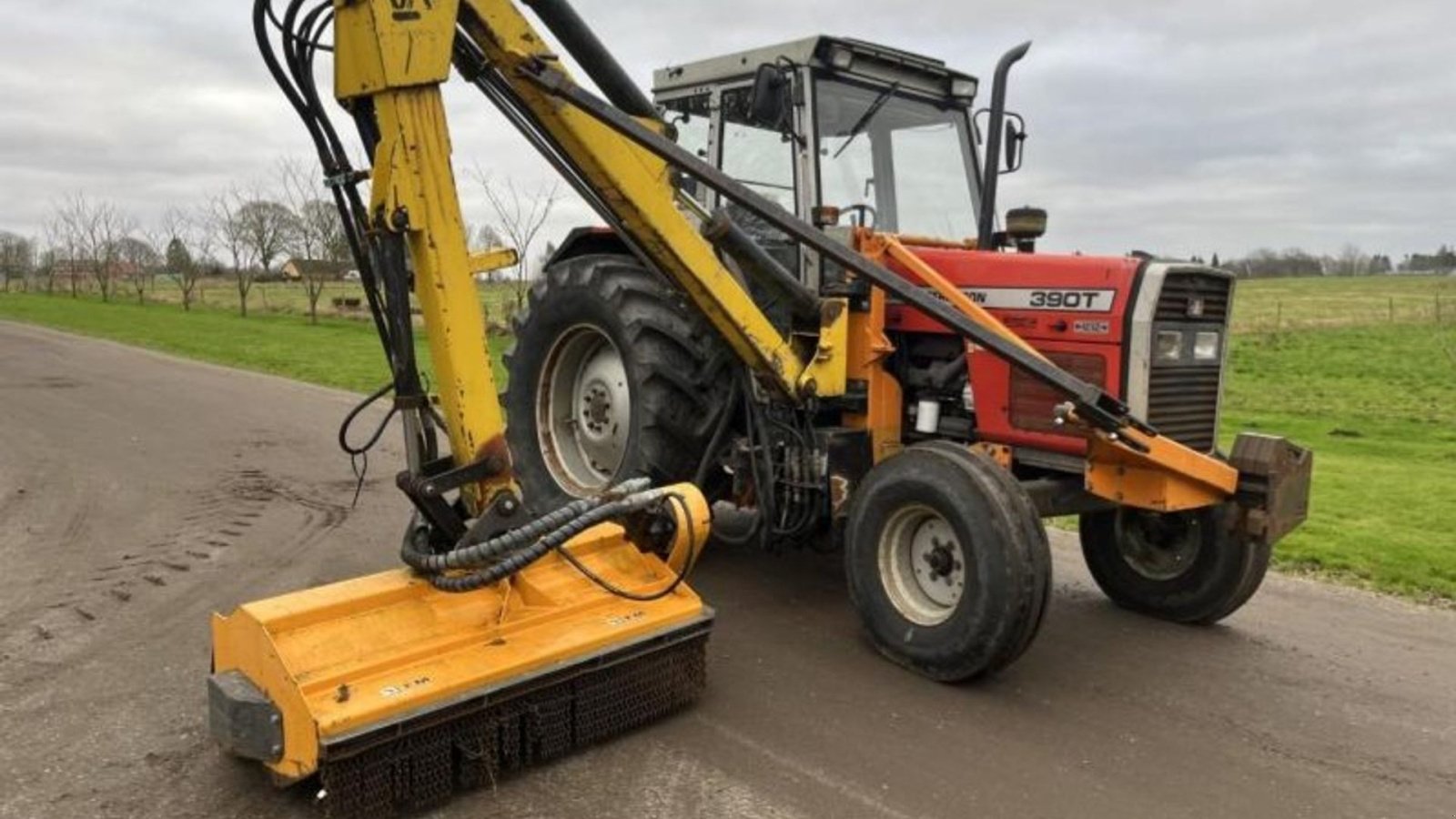 Traktor del tipo Massey Ferguson 365 og 390T Hi Line med armklipper, Gebrauchtmaschine en Skive (Imagen 2)