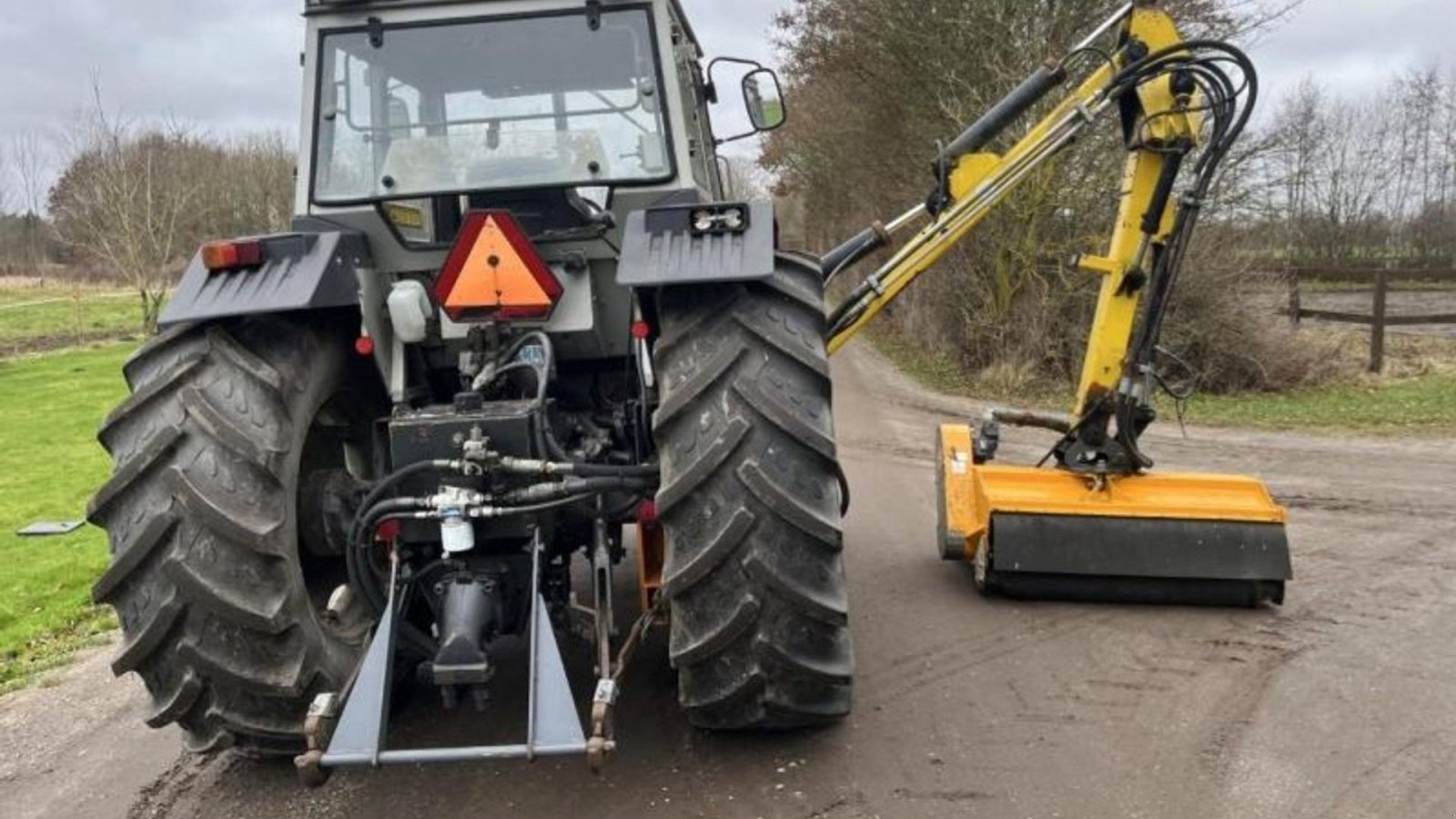 Traktor del tipo Massey Ferguson 365 og 390T Hi Line med armklipper, Gebrauchtmaschine en Skive (Imagen 3)