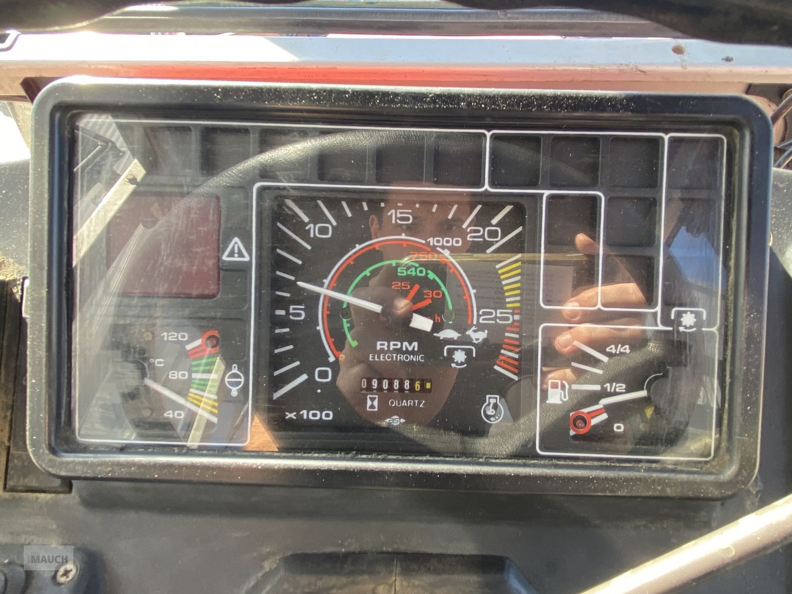 Traktor of the type Massey Ferguson 373-4 GT, Gebrauchtmaschine in Burgkirchen (Picture 12)