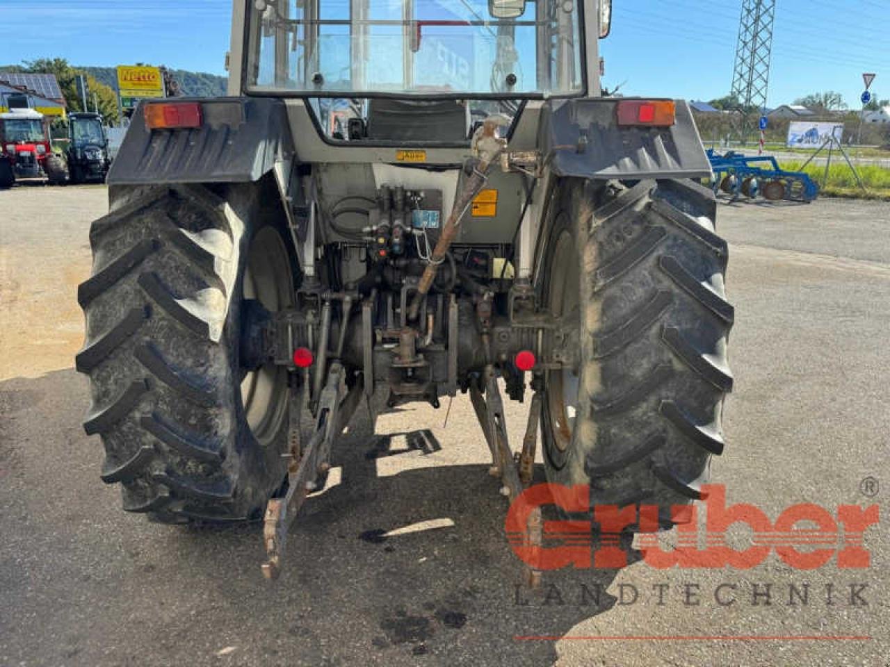 Traktor des Typs Massey Ferguson 375 A, Gebrauchtmaschine in Ampfing (Bild 3)