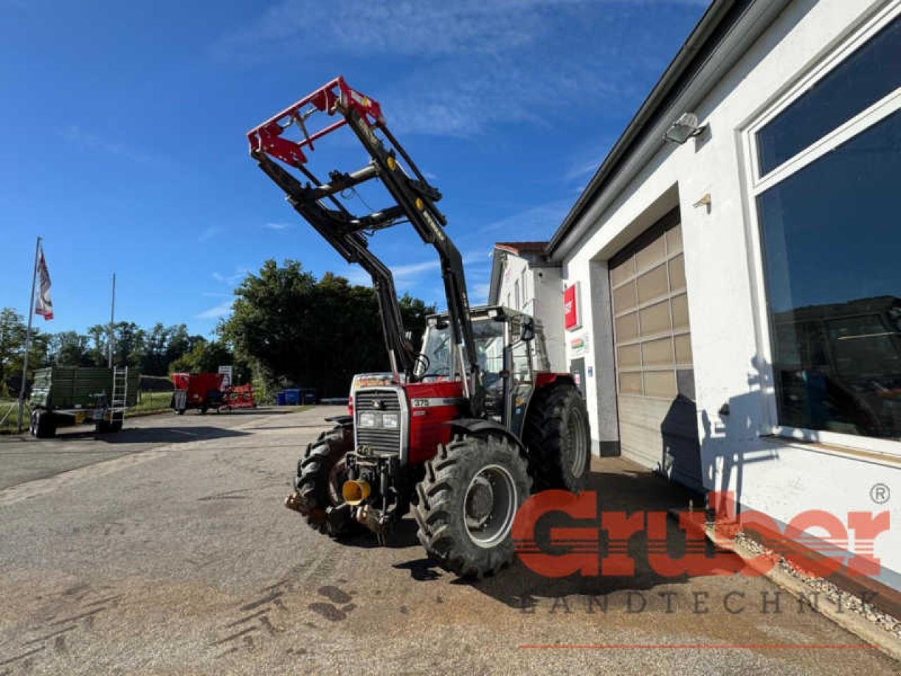 Traktor des Typs Massey Ferguson 375 A, Gebrauchtmaschine in Ampfing (Bild 9)