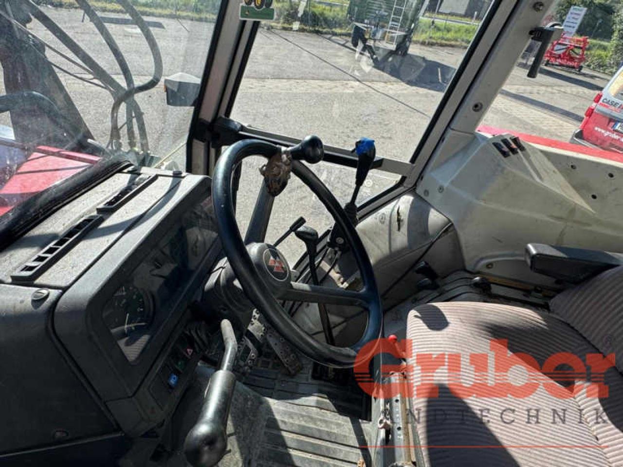 Traktor des Typs Massey Ferguson 375 A, Gebrauchtmaschine in Ampfing (Bild 10)