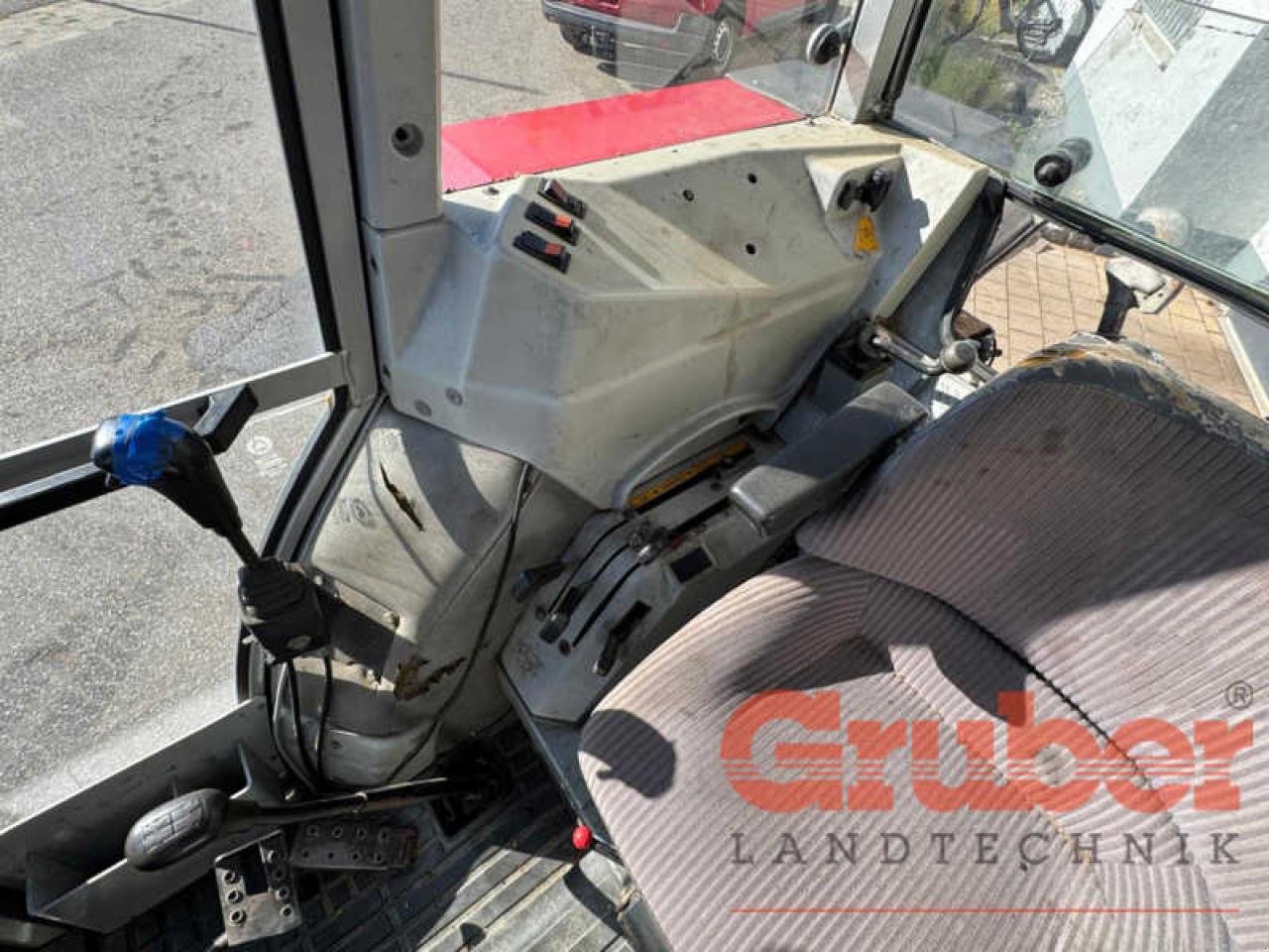 Traktor des Typs Massey Ferguson 375 A, Gebrauchtmaschine in Ampfing (Bild 12)