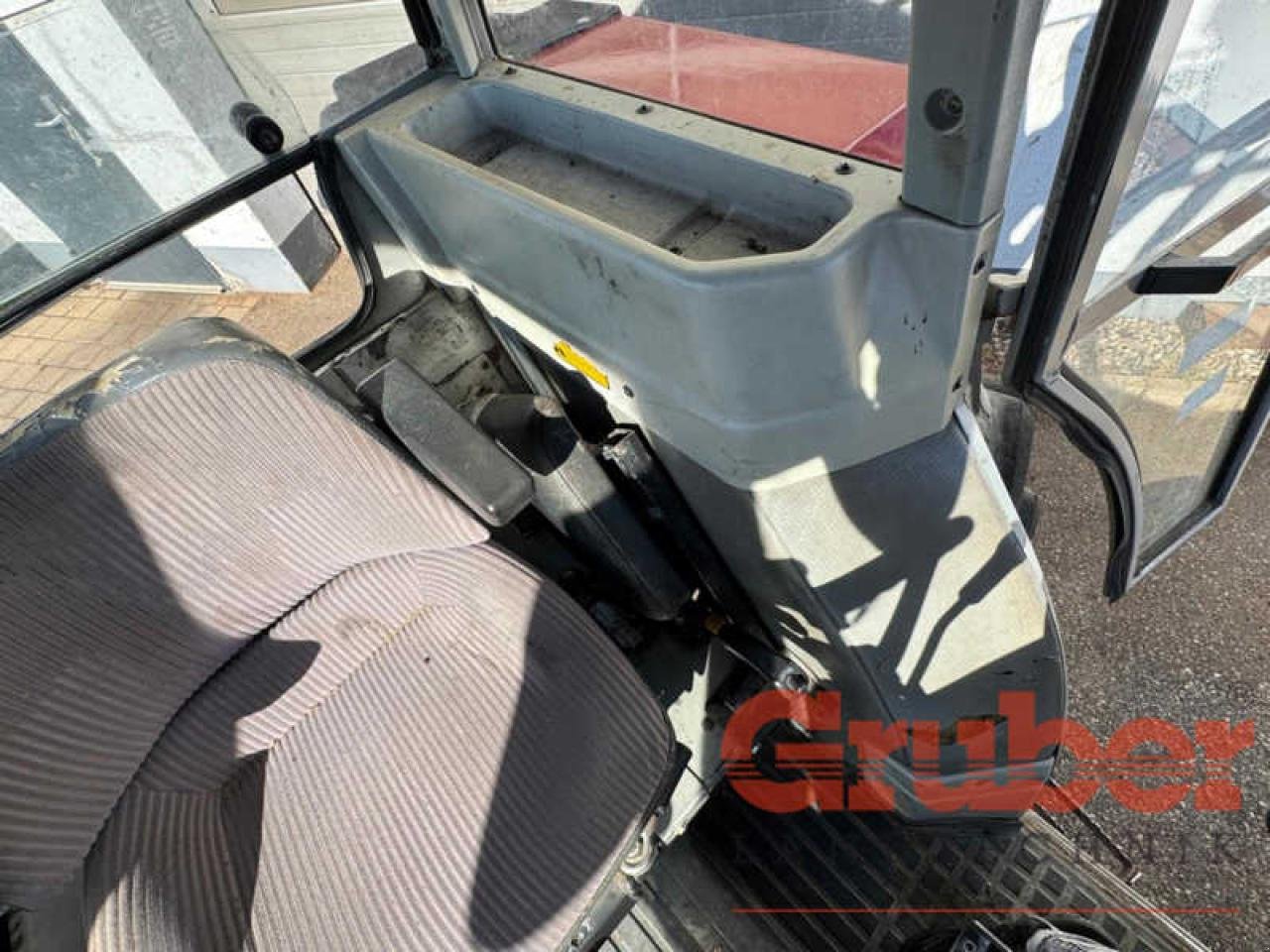 Traktor des Typs Massey Ferguson 375 A, Gebrauchtmaschine in Ampfing (Bild 13)