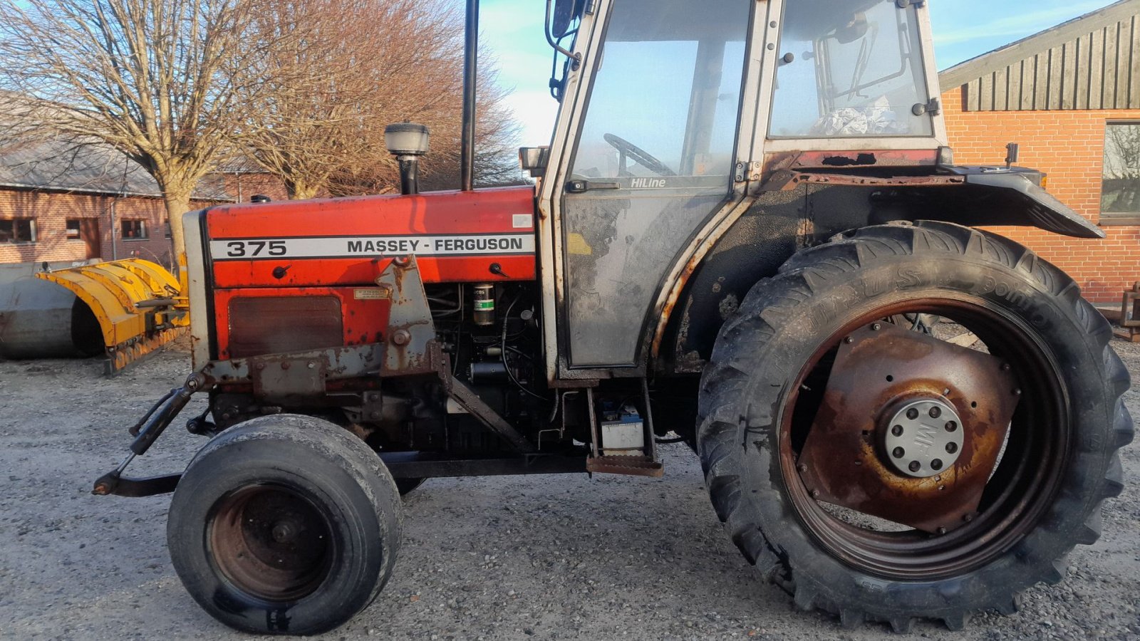 Traktor of the type Massey Ferguson 390-375-365 og 362 4 WD 5 stk  MF 300 serien, Gebrauchtmaschine in Skive (Picture 6)