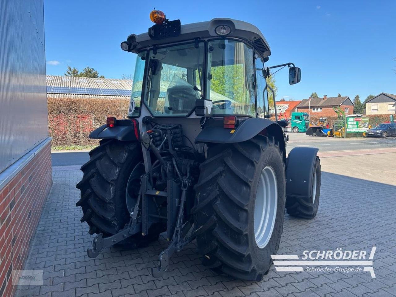 Traktor типа Massey Ferguson 3AL.105 CAB FLATFLOOR EFFICIENT, Neumaschine в Wildeshausen (Фотография 13)