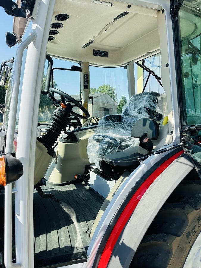 Traktor of the type Massey Ferguson 3AL.95 Efficient, Neumaschine in Hohenruppersdorf (Picture 11)