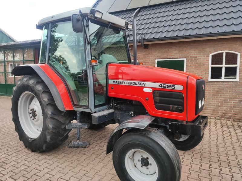 Traktor типа Massey Ferguson 4225, Gebrauchtmaschine в Rouveen (Фотография 1)