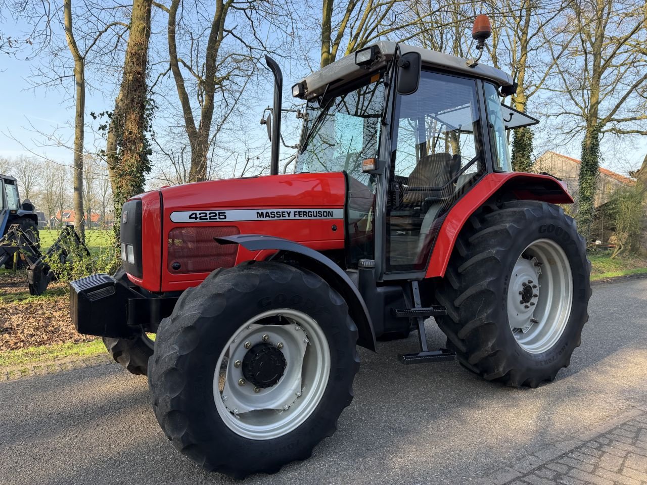 Traktor of the type Massey Ferguson 4225, Gebrauchtmaschine in Rossum (Picture 1)