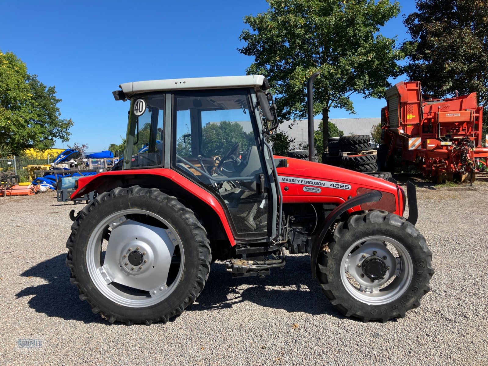 Traktor des Typs Massey Ferguson 4225, Gebrauchtmaschine in Salching bei Straubing (Bild 5)