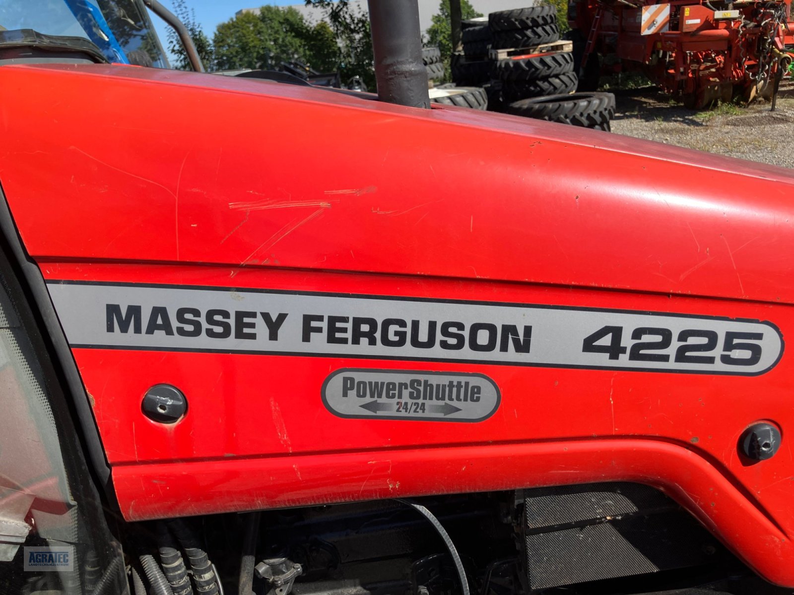 Traktor des Typs Massey Ferguson 4225, Gebrauchtmaschine in Salching bei Straubing (Bild 8)