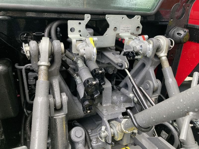 Traktor des Typs Massey Ferguson 4708 M ESSENTIAL, Gebrauchtmaschine in Wülfershausen an der Saale (Bild 5)