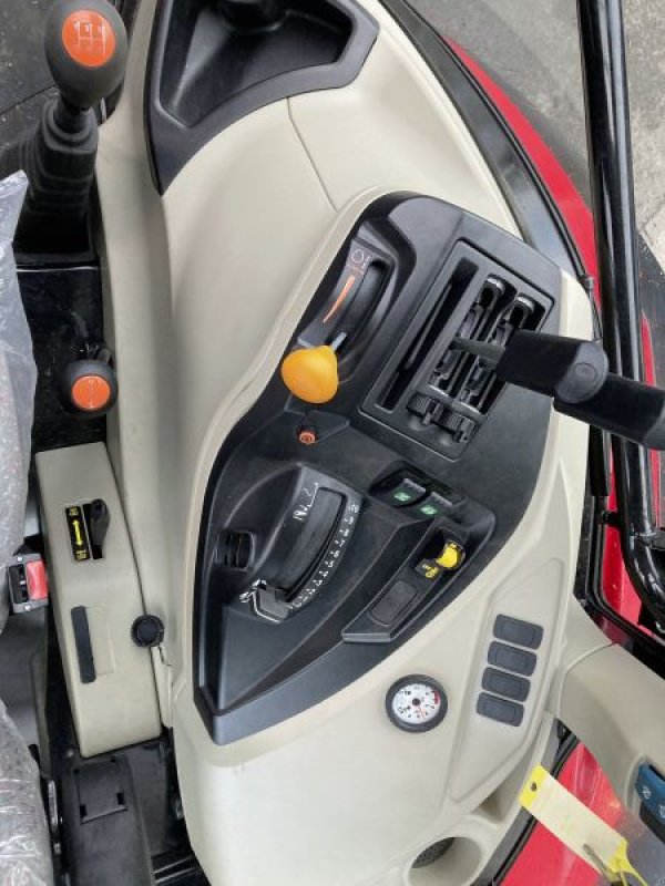 Traktor des Typs Massey Ferguson 4708 M ESSENTIAL, Gebrauchtmaschine in Wülfershausen an der Saale (Bild 11)