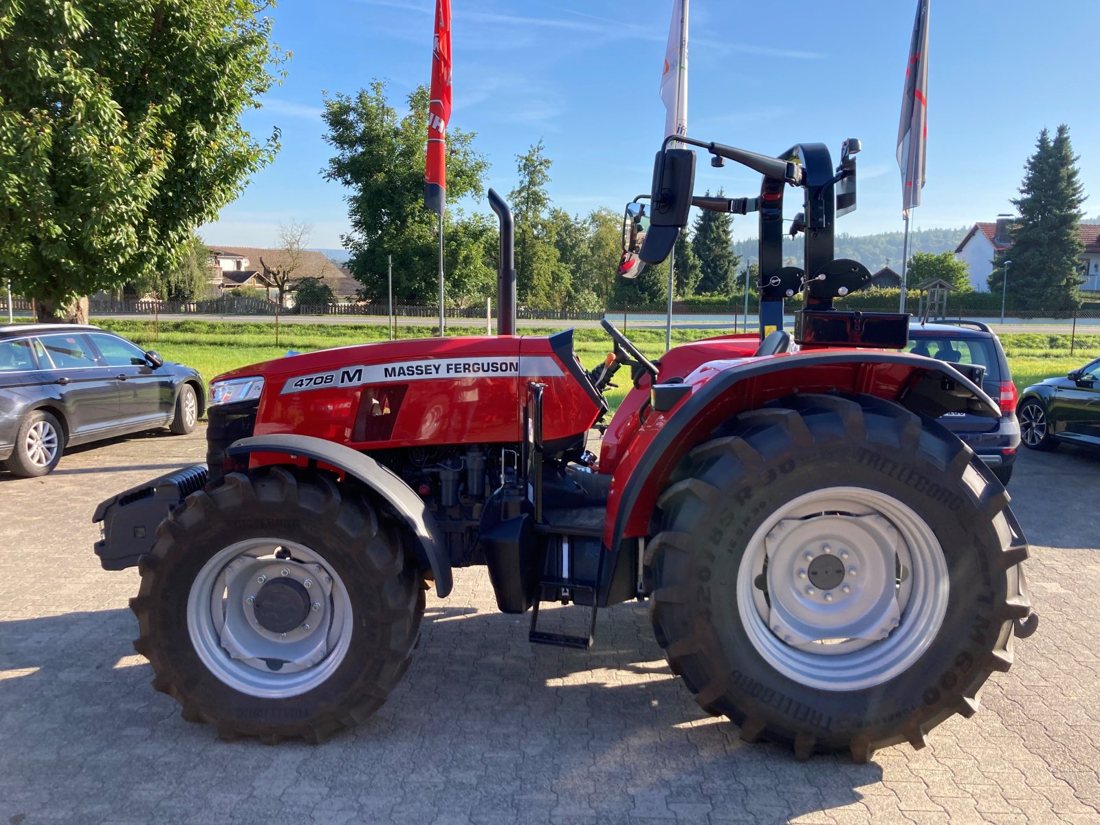 Traktor des Typs Massey Ferguson 4708 M Plattform Essential, Neumaschine in Trendelburg (Bild 1)