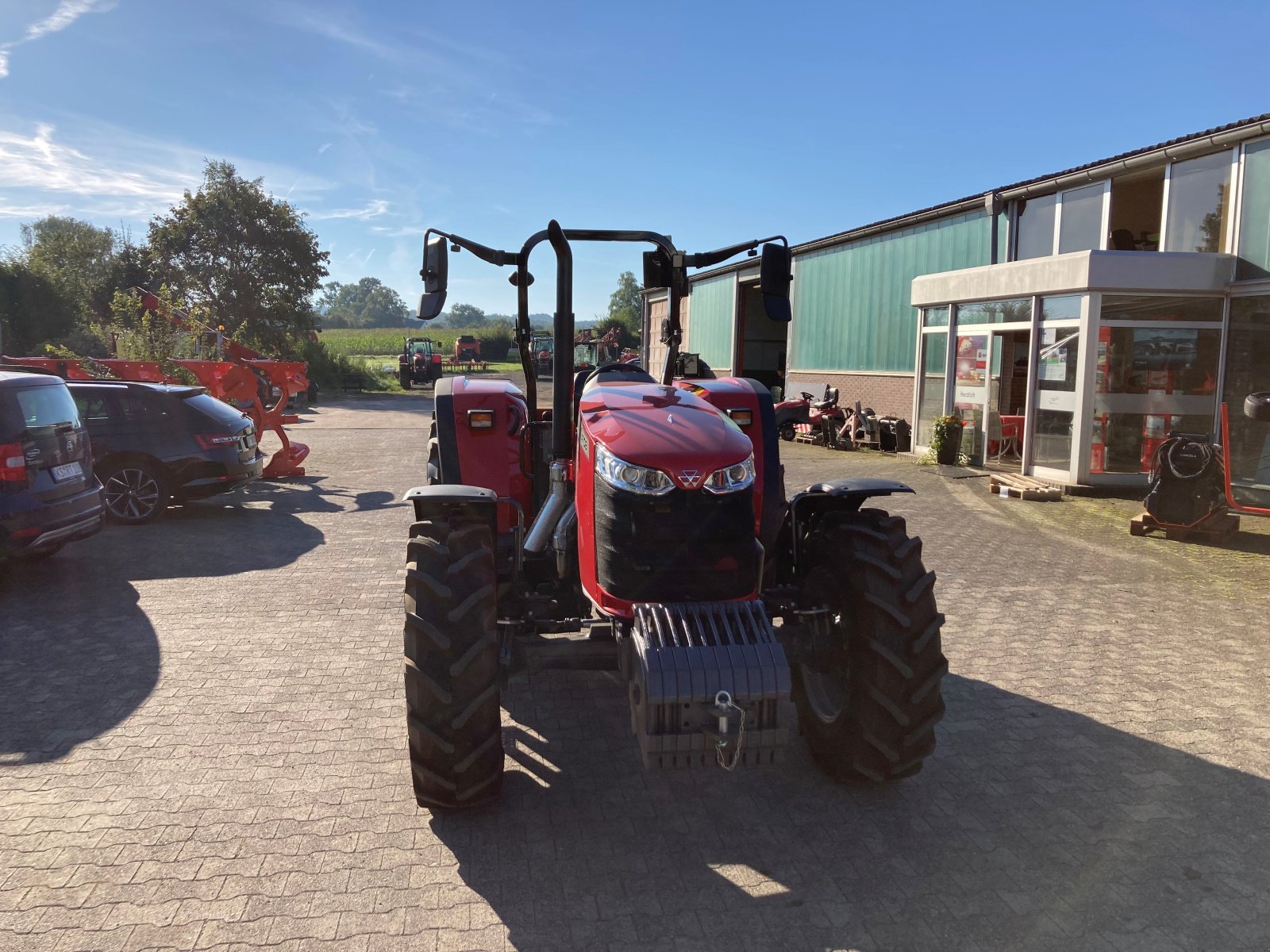 Traktor des Typs Massey Ferguson 4708 M Plattform Essential, Neumaschine in Trendelburg (Bild 2)