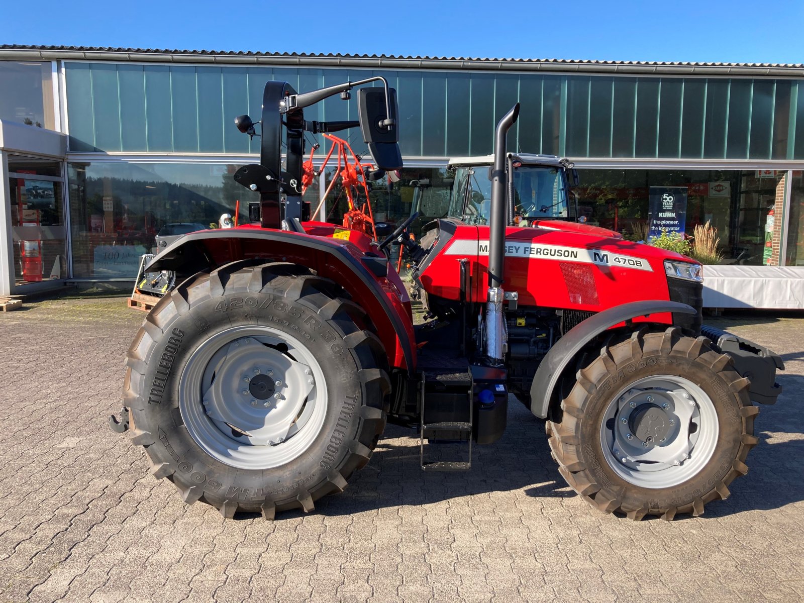 Traktor typu Massey Ferguson 4708 M Plattform Essential, Neumaschine w Trendelburg (Zdjęcie 3)