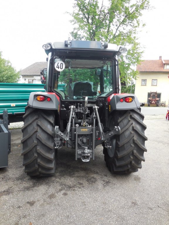 Traktor des Typs Massey Ferguson 4708 M, Neumaschine in Innernzell (Bild 3)