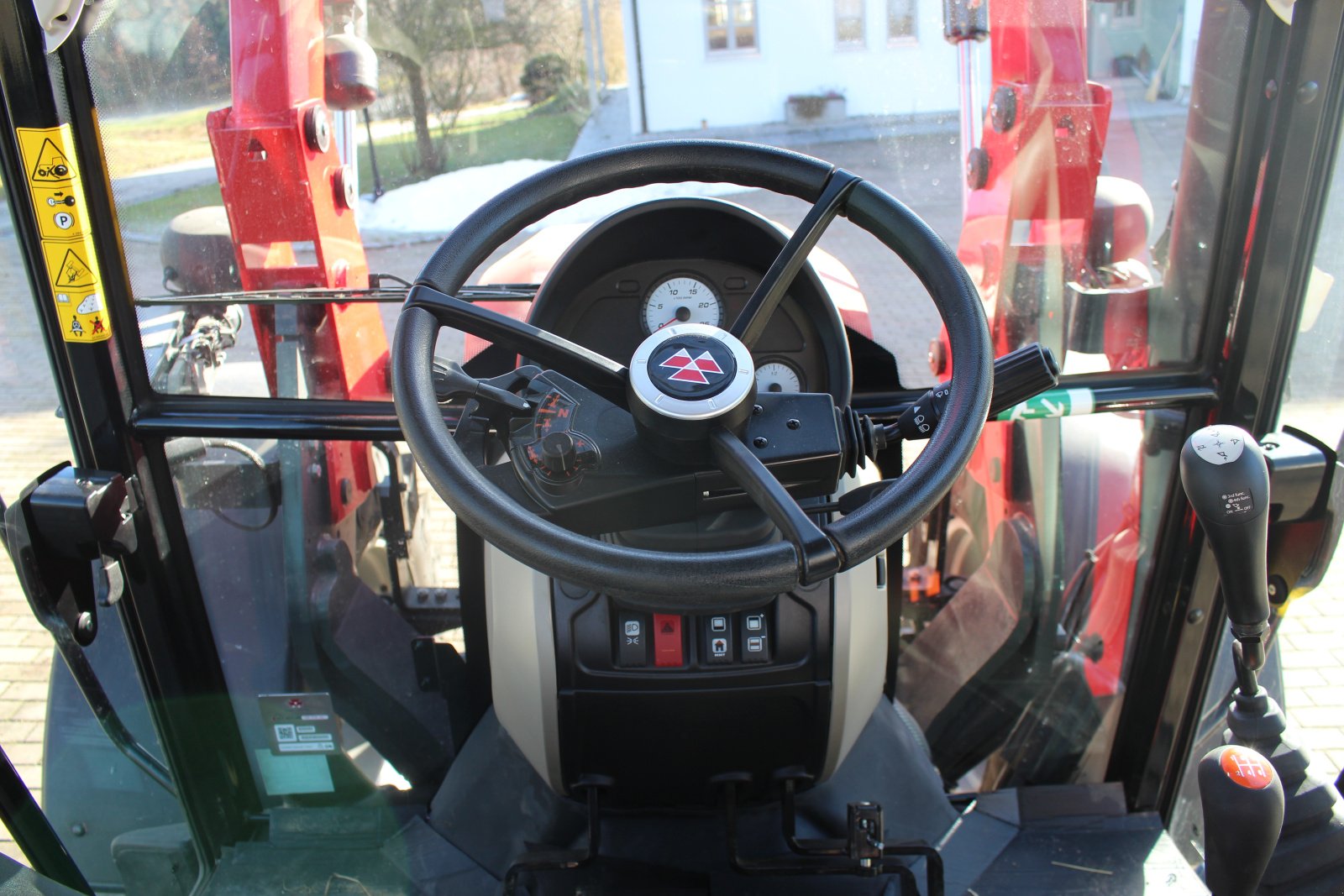 Traktor des Typs Massey Ferguson 4708, Neumaschine in Niedertaufkirchen (Bild 2)
