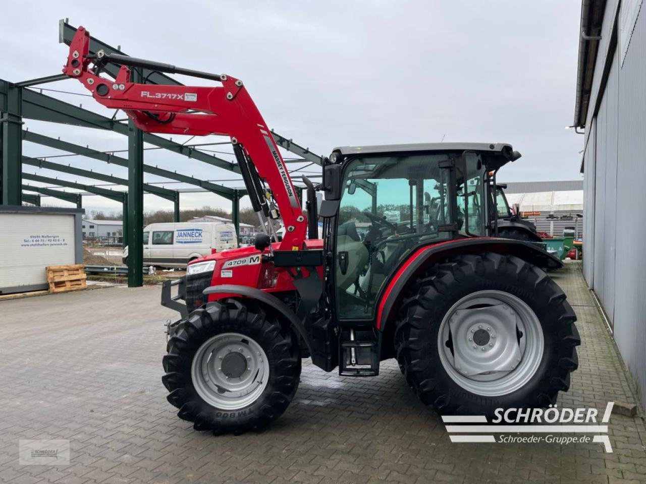 Traktor типа Massey Ferguson 4709 M CAB ESSENTIAL, Gebrauchtmaschine в Wildeshausen (Фотография 7)
