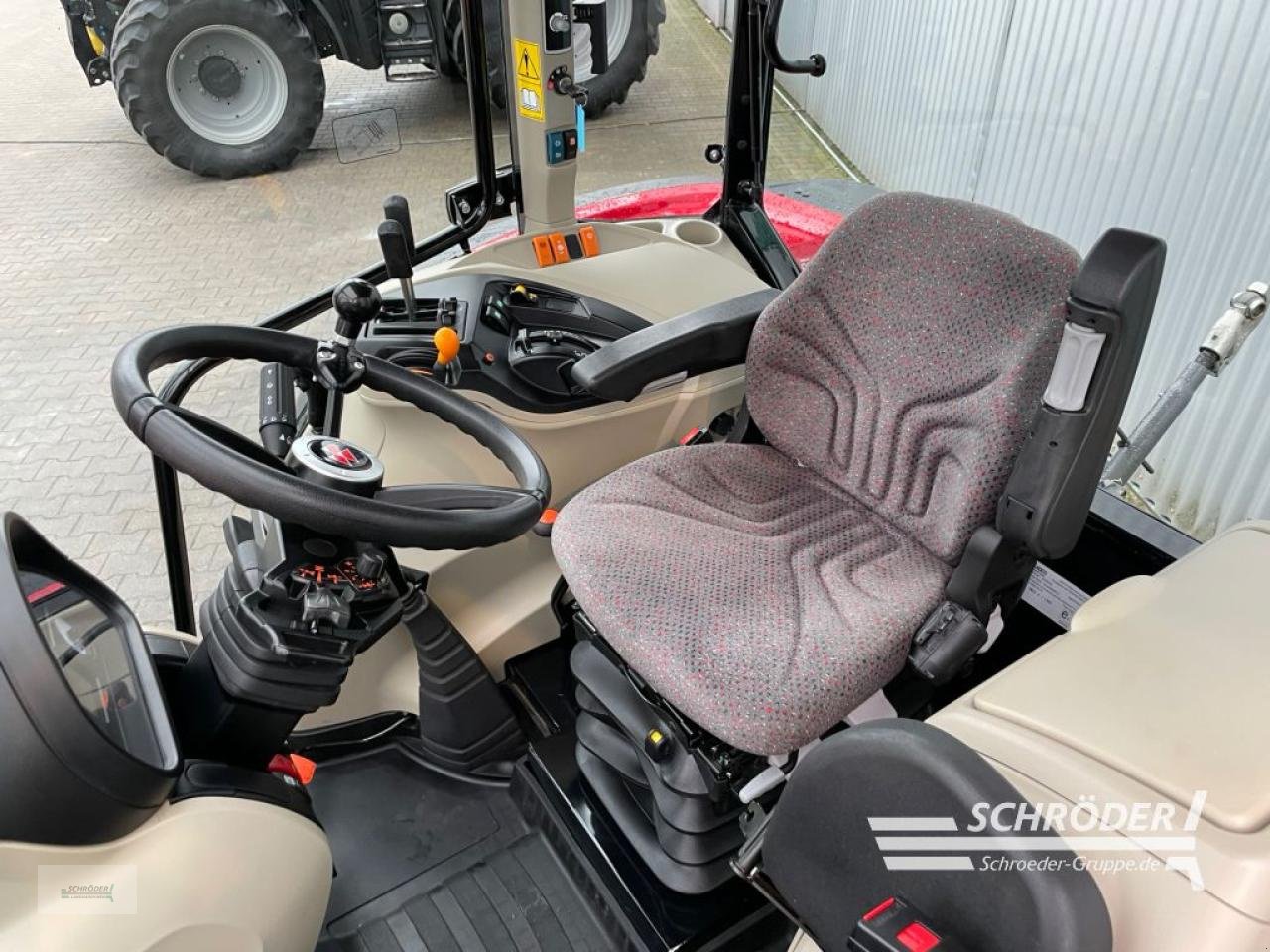 Traktor типа Massey Ferguson 4709 M CAB ESSENTIAL, Gebrauchtmaschine в Wildeshausen (Фотография 13)